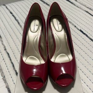 Bandolino patent leather peep toe pumps 3” heel